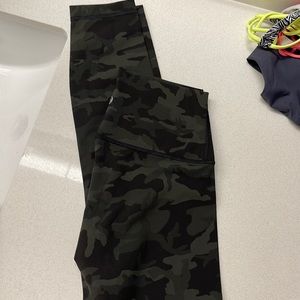 Lululemon 🍋 Camo Wunder Under 25”